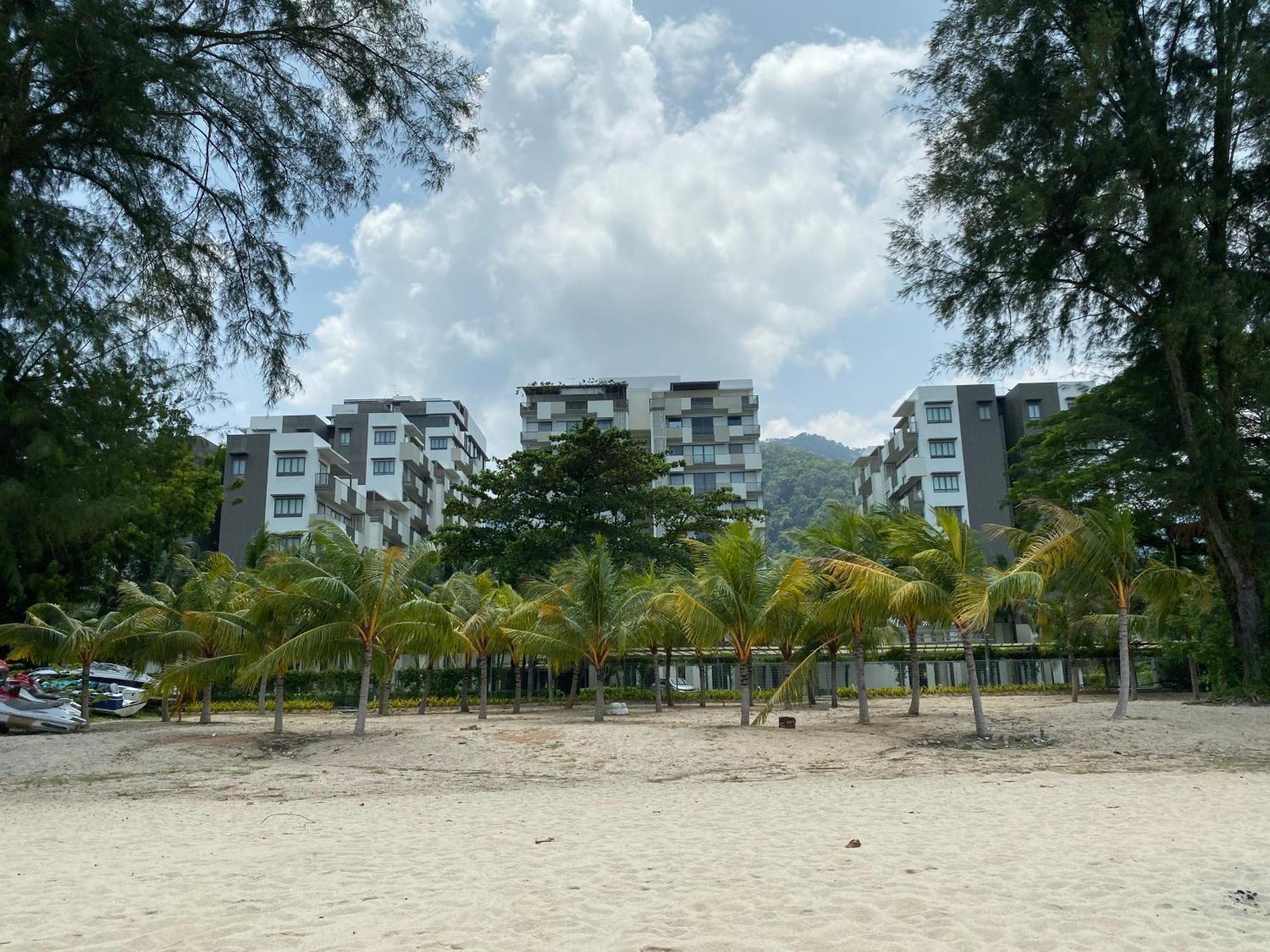 By The Sea @ Cozy Beachfront Home 바투 페링기 외부 사진